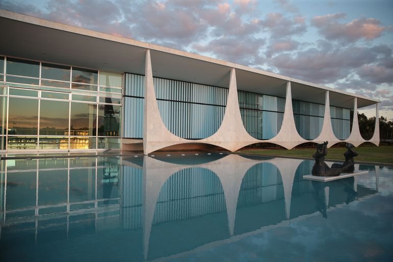 Sob os escombros, as digitais de um responsável