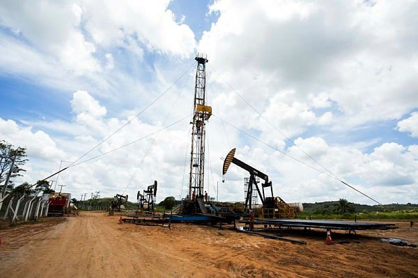 Preço do barril de petróleo cai ao menor valor do ano, mas gasolina e gás de cozinha não acompanham, segundo o Ineep